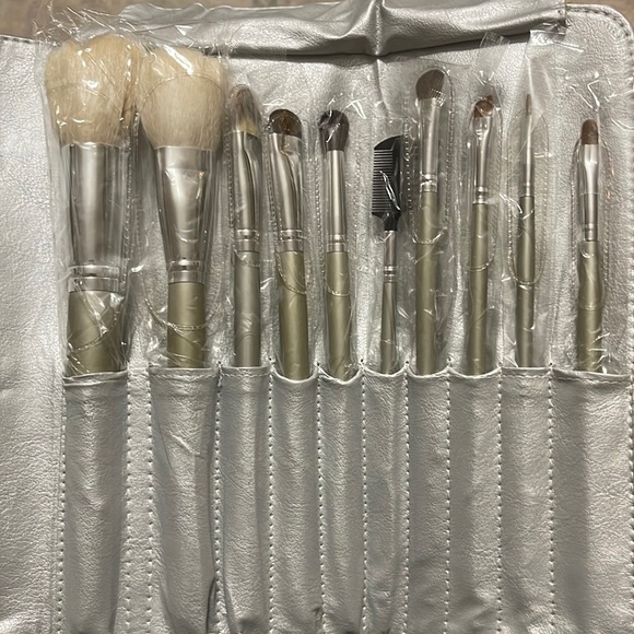 TIGI Cosmetics - Picture 3 of 6